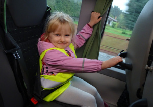 dziewczynka w autobusie